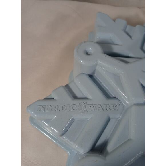 Blue NordicWare Snowflake Pull Apart Pan - Picture 4 of 5